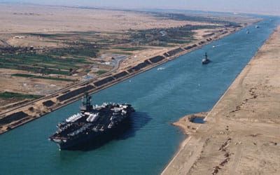 A tanker makes its way down the Suez canalSource: Wikimedia Commons