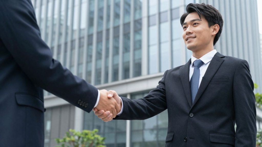 Real estate agent and broker comparison visual.